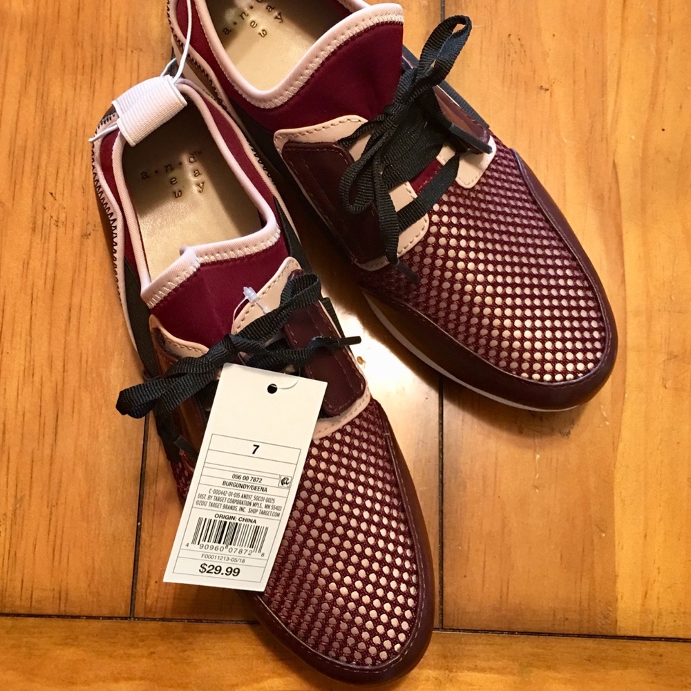 NWT Women’s Deena Lace Up Sneakers- Burgundy